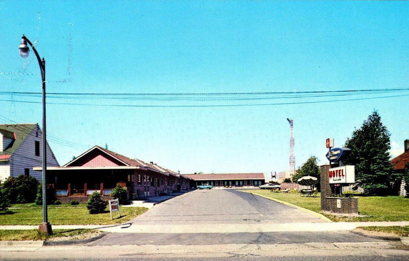 LaFrance Terrace Motel (Freedom Inn) - Vintage Postcard